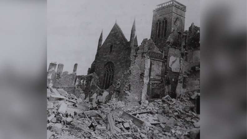 Vire : Notre-Dame au milieu des décombres
