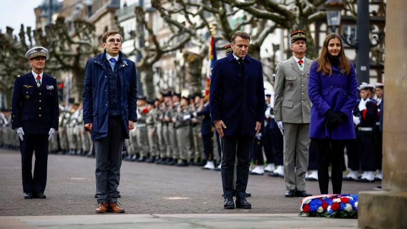 23 novembre 2024, Strasbourg, deux élèves de Terminale dépose une gerbe avec le Président E.Macron