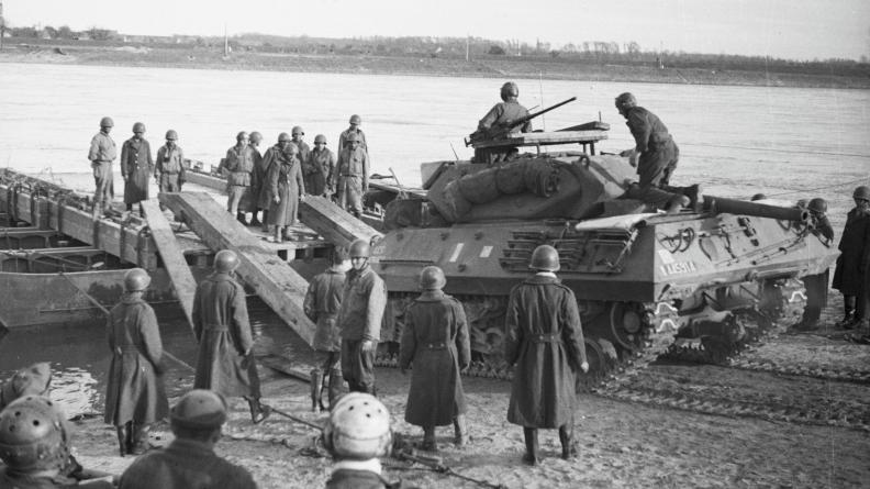 Franchissement du Rhin par les troupes françaises à Germersheim, 1er avril 1945. © ECPAD