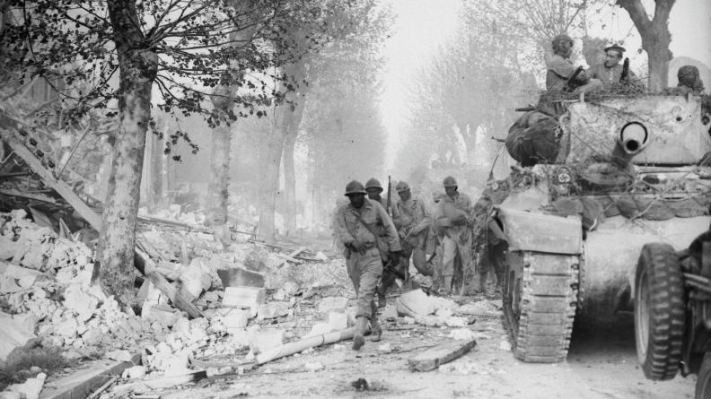 La 2e Division Blindée entre dans Royan en ruine, avril 1945. © Henri MALIN / ECPAD / Défense