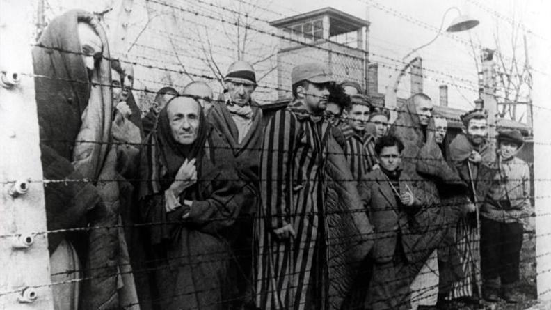 Déportés derrière les barbelés, libération d'Auschwitz, 27 janvier 1945 © Bilderwelt/Roger-Viollet