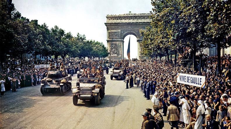 Le half-track « Kichi Kichi » de la 10e compagnie du RMT ouvrant le défilé sur les Champs Élysées, l Le half-track « Kichi Kichi » de la 10e compagnie du RMT ouvrant le défilé sur les Champs Élysées, l