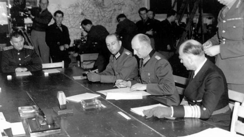 Le général Jodl signe l'acte de reddition des forces allemandes, le 7 mai 1945 à Reims.