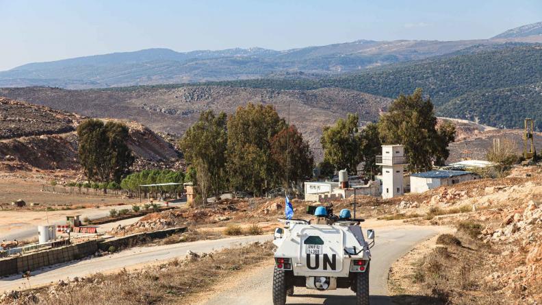 La Force commander reserve aux côtés de ses camarades indiens et libanais