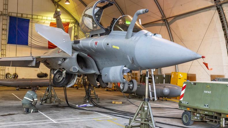 Opération de maintenance sur un Rafale de la Base aérienne projetée au Levant