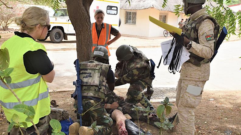 Formation de mise en condition de survie du blessé de guerre à Dakar 