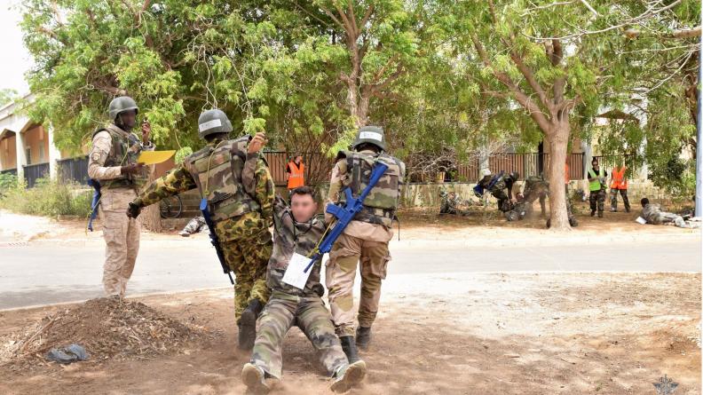 Formation de mise en condition de survie du blessé de guerre à Dakar 