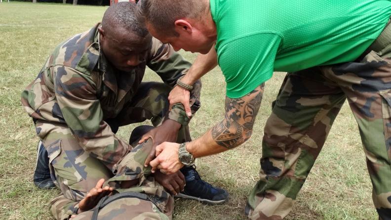 Les instructeurs de la gendarmerie ivoirienne s’entraînent avec les militaires français