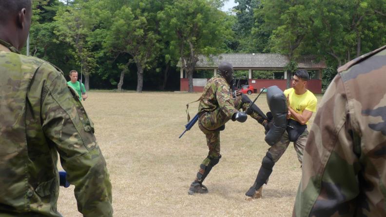 Les instructeurs de la gendarmerie ivoirienne s’entraînent avec les militaires français