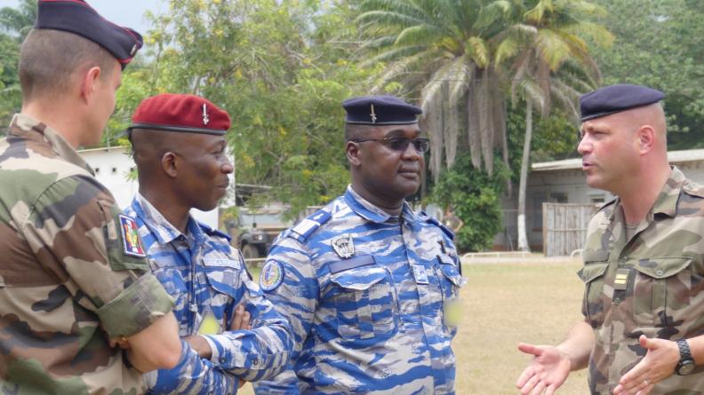 Les instructeurs de la gendarmerie ivoirienne s’entraînent avec les militaires français