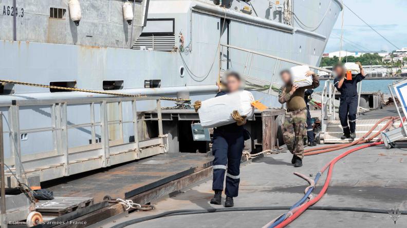 NARCOPS : le BSAOM Dumont d’Urville saisit près de 430 kg de cocaïne