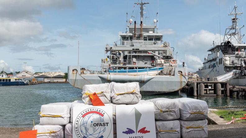 NARCOPS : le BSAOM Dumont d’Urville saisit près de 430 kg de cocaïne