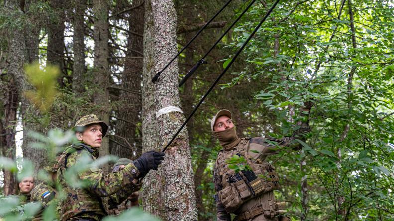 Des soldats français de la mission LYNX participent à un stage de survie