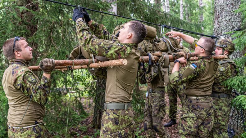 Des soldats français de la mission LYNX participent à un stage de survie