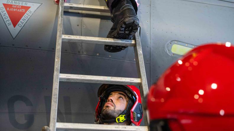 Les pompiers de l’air lituaniens et français s’entraînent à l’extraction d’un pilote blessé 