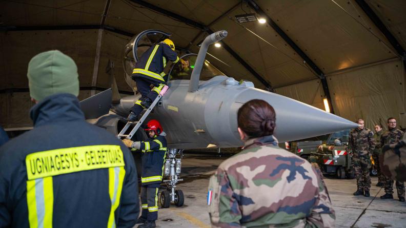 Les pompiers de l’air lituaniens et français s’entraînent à l’extraction d’un pilote blessé 