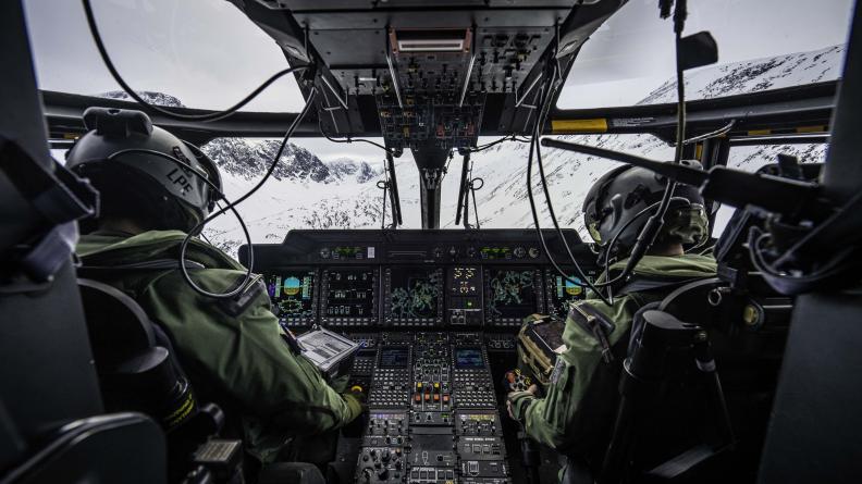 la FREMM Normandie affronte les conditions extrêmes sous les aurores boréales