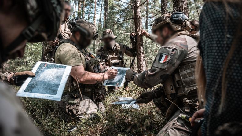 Le détachement français la formation des futurs chefs de groupe de combat d’infanterie