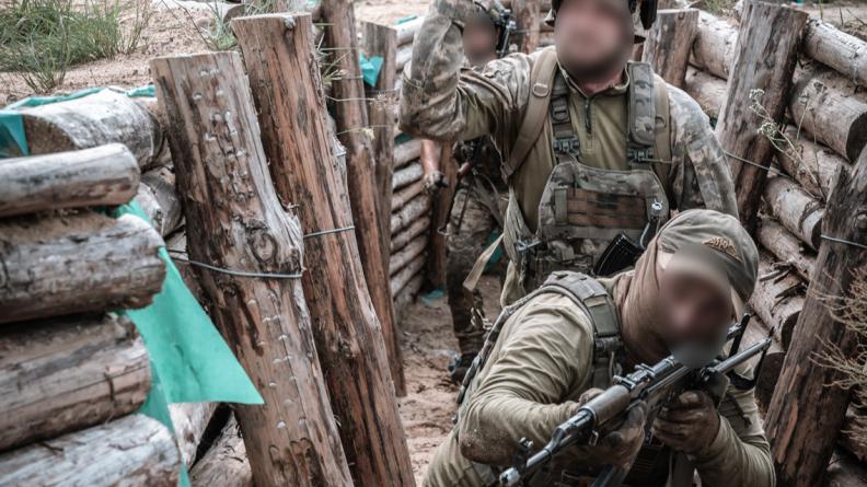 Le détachement français la formation des futurs chefs de groupe de combat d’infanterie