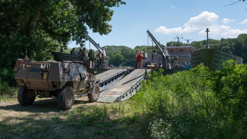 Le bataillon multinational s’entraine à franchir le Danube