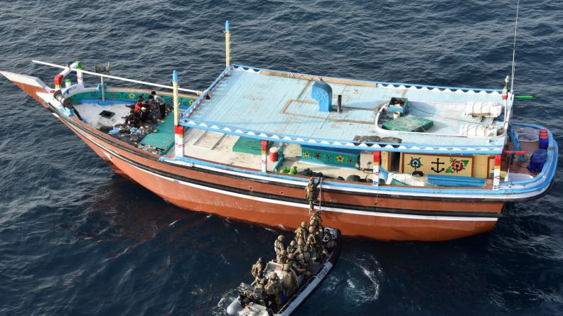 Equipe de visite à l'abordage d'un boutre