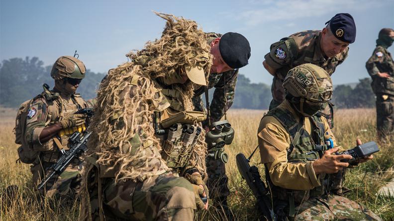 Visite du colonel SCHOEBEN, commandant des Forces luxembourgeoises