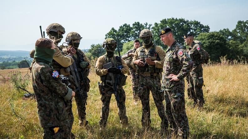 Visite du colonel SCHOEBEN, commandant des Forces luxembourgeoises
