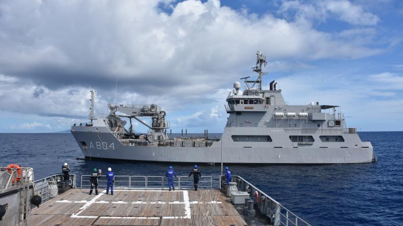 Le BSAOM Dumont d’Urville s’entraine avec la Marine néerlandaise