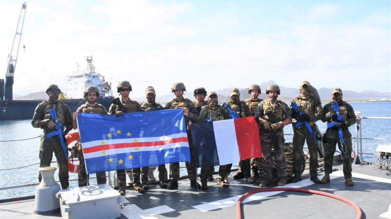 Embarquement de deux officiers africains à bord du patrouilleur PHM Commandant Ducuing