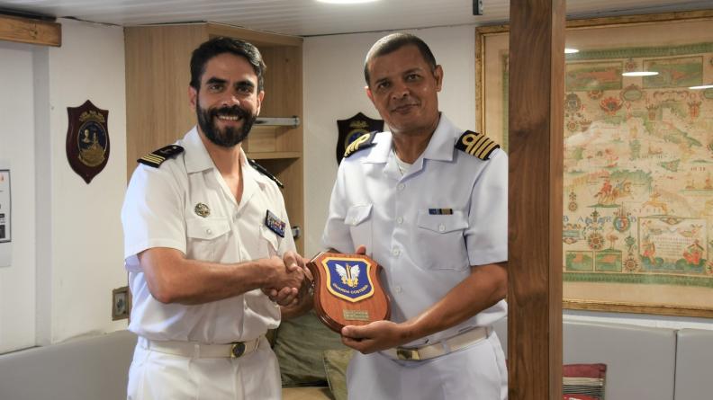 Embarquement de deux officiers africains à bord du patrouilleur PHM Commandant Ducuing