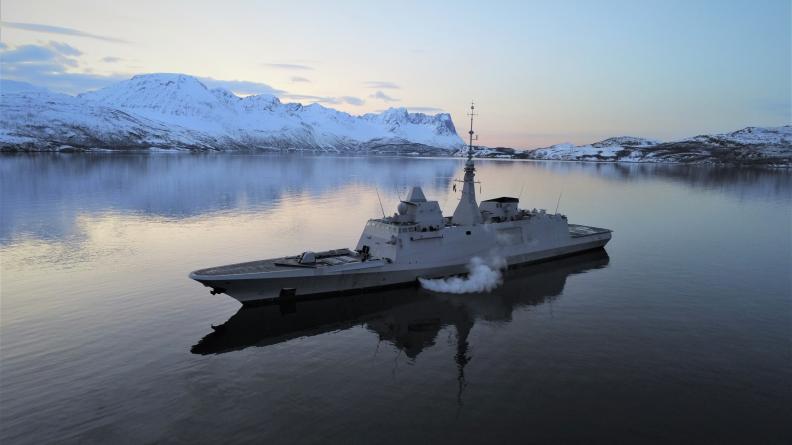 la FREMM Normandie affronte les conditions extrêmes sous les aurores boréales