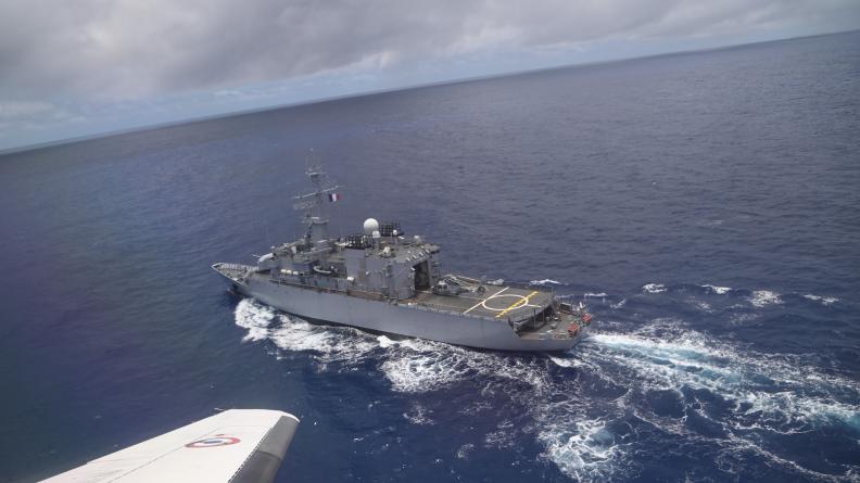 Coopération entre la flottille 25F et la frégate de surveillance Prairial