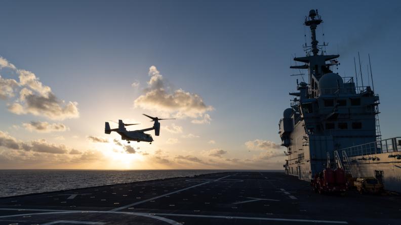 Le Tonnerre et l’USS Mesa Verde, deux bâtiments amphibies « plug-and-fight »