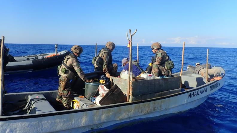 Le BSAOM Champlain conduit une opération de police de pêche sur le banc de la Zélée