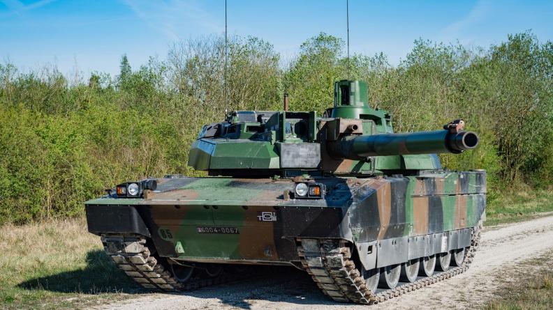 Le char leclerc du 5e régiment de dragons de 3/4 avant droit.  Premier char de 3e génération