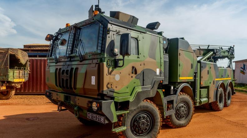 un Antonov  transporte le nouveau porteur polyvalent terrestre de l’armée de Terre.