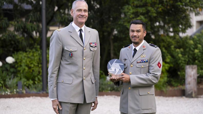 Le CEMAT remet le prix du Photo reportage à l'adjudant-chef Anthony Thomas Trophymes.