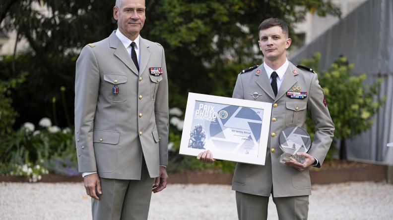 Le CEMAT remet le prix de la photo unique à l'adjudant Bessat.