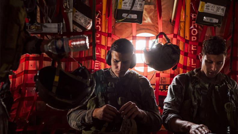 Les soldats se concentrent et s’équipent. 