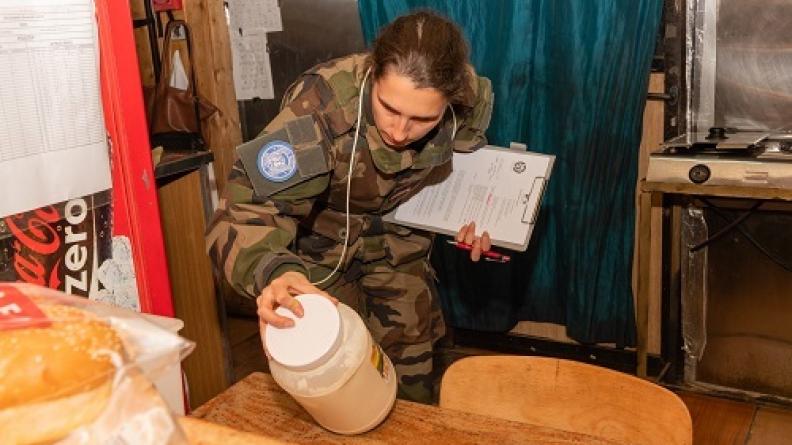 Vérification de la nourriture par une vétérinaire militaire