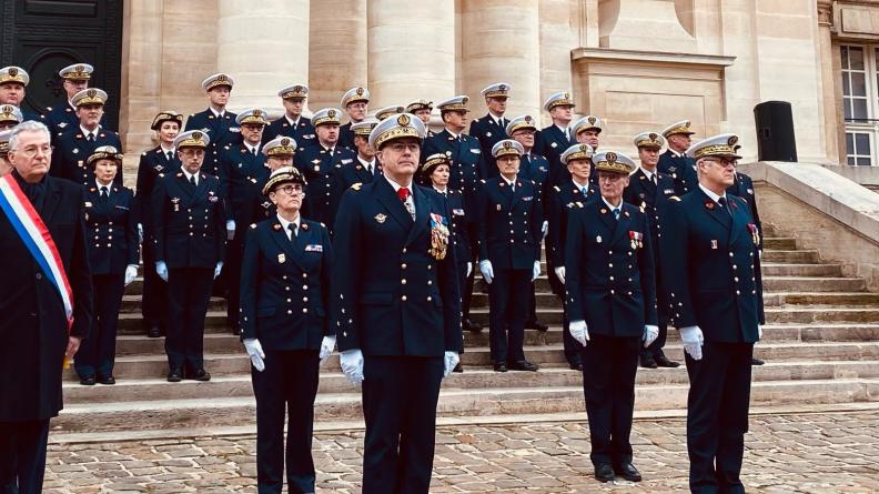 Adieu aux armes du médecin général inspecteur Yves Auroy