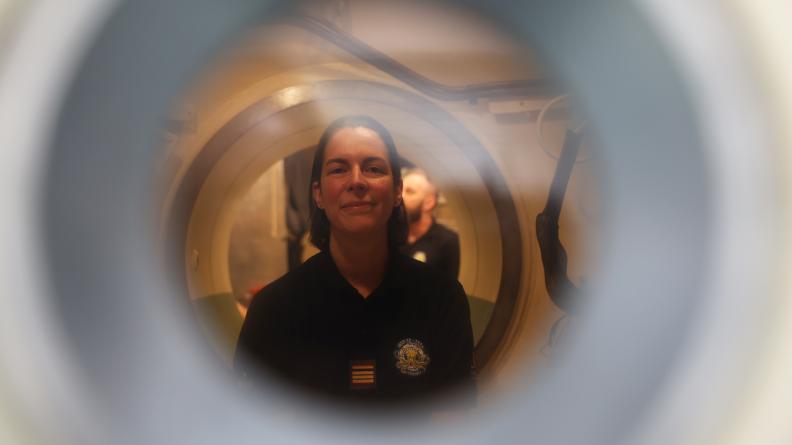 Médecin principal Lucile, spécialiste en médecine hyperbare et de plongée 