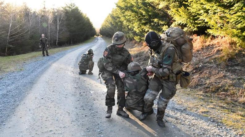 Élèves de l'EPPA en exercice de sauvetage au combat