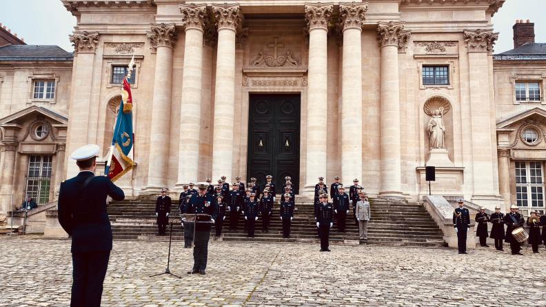 L'ordre du jour lu par le directeur central du SSA devant son personnel militaire et civil