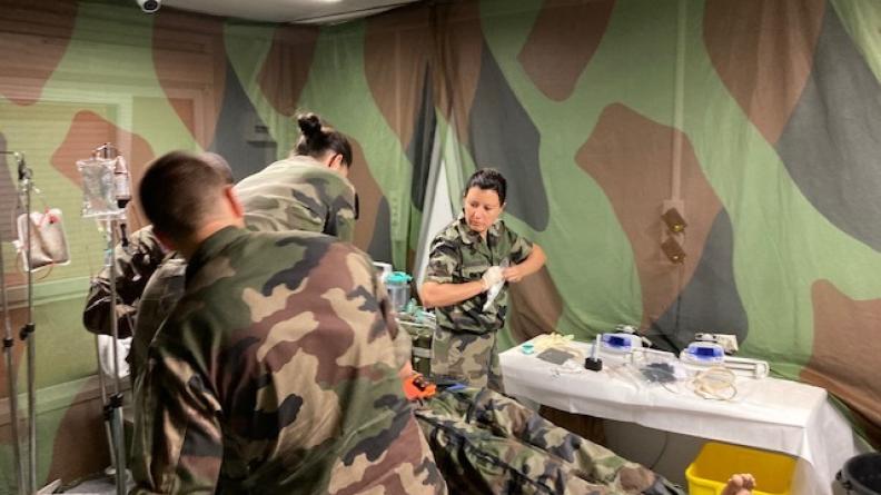 Simulation sauvetage au combat sur mannequin haute-fidélité