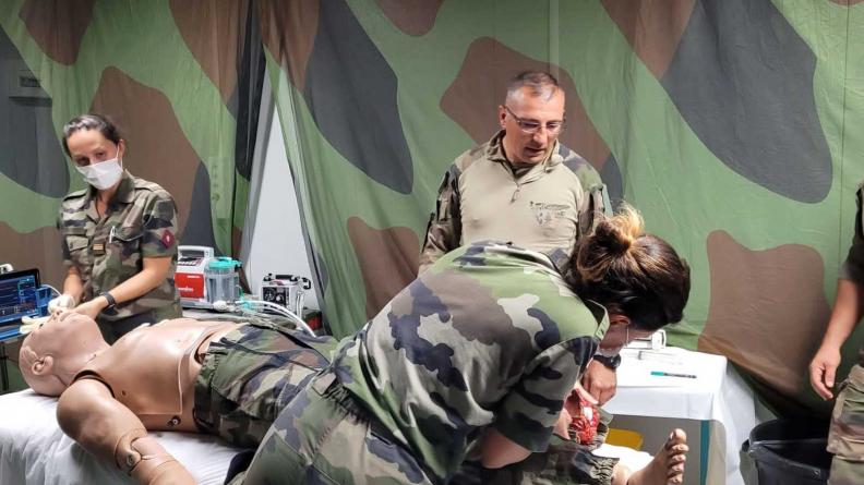 Simulation sauvetage au combat sur mannequin haute-fidélité