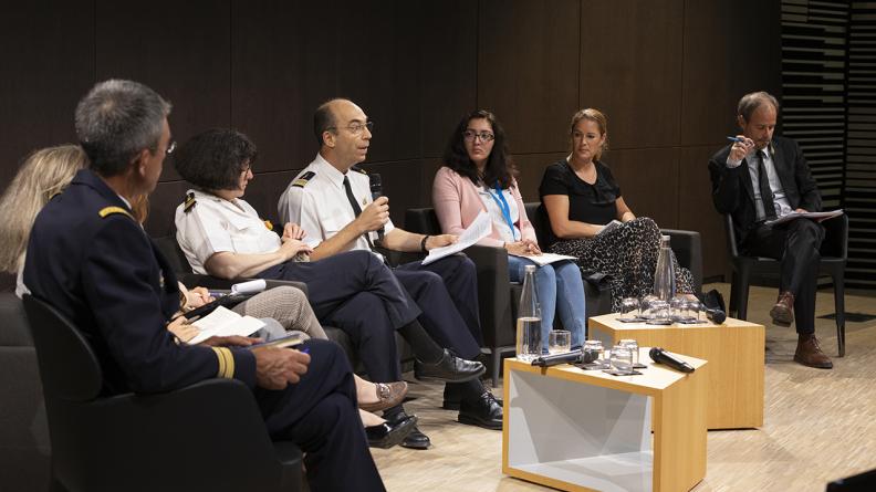 Au micro, le Colonel Francis (adjoint OGNS de l'EMAAE, chef de projet développement durable)
