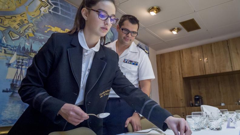 Partenariat entre la Marine nationale, un lycée hôtelier et le restaurant d'Anne-Sophie Pic