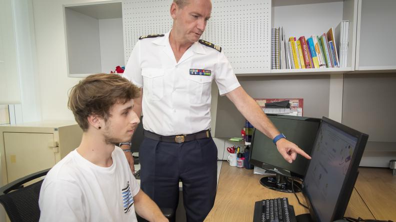 Un stagiaire guidé par son tuteur à Balard, au coeur du ministère des Armées