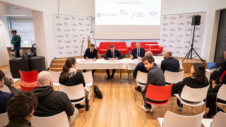  Signature de la convention ministère des Armées/CNRS innovation, jeudi 21 décembre 2023.